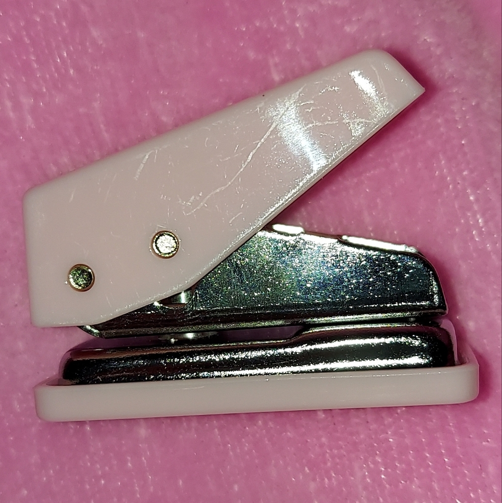 Brand New, Travel / Mini Hole Puncher in Pink (1.57 inches)